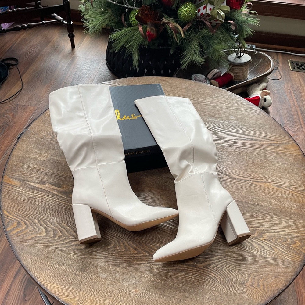 You will love these off white Lulu fashion icon boots!